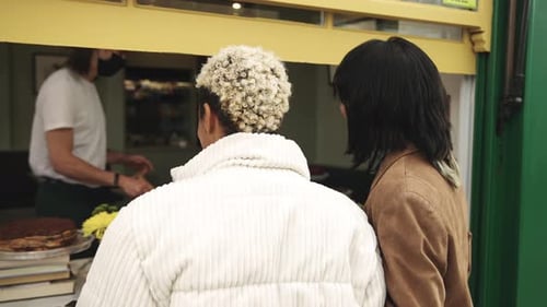 Couple de lesbiennes acheter de la nourriture au magasin de rue