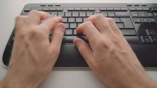 Mann tippt auf einer Tastatur. Standpunkt. Zeitraffer