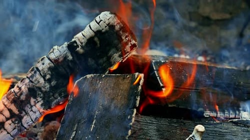 Nahaufnahme von heißen Kohlen am Lagerfeuer im Sommer