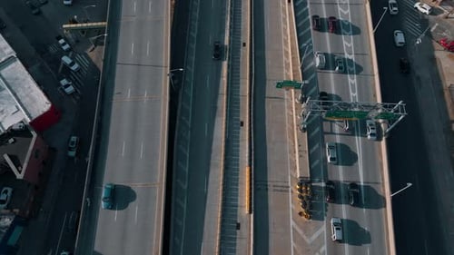 Voitures occupées avec des embouteillages aux heures de pointe sur Highway Road Street