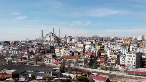 Versiegeln einer Luftaufnahme des Frühlings Istanbul. Dächer von niedrigen Häusern und majestätischen Moscheen