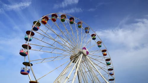 Time-lapse 4k de la grande roue au parc d'attractions avec fond de ciel bleu