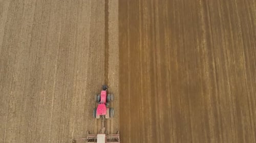 Lufttraktor arbeitet vor Ort mit Multifunktionsgerät
