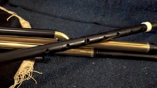 Traditionelle irische Uilleann Pipes Dudelsack auf irischem Tweed