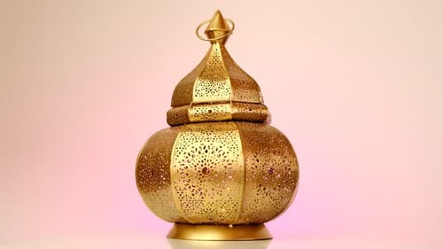 Muslimische Laterne Mubarak auf rosafarbenem Hintergrund. Ramadan-Zeit.