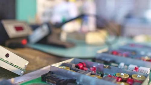 Slidershot einer Steckerkomponente und eines großen grünen Mikrokreises im Werkstattlabor