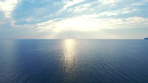 Erstaunliche Aussicht auf das Sonnenlicht, das sich auf der Drohnenblick Blaues Meer auf Skyline
