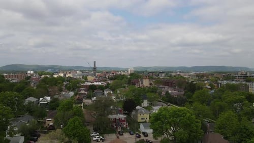 Drohnenblick über die Stadt im Mittleren Westen mit verschiedenen Gebäudestrukturen, von Bäumen gesäumten Straßen und Klippen.