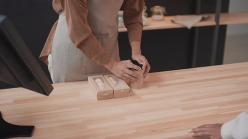 Servieren von Kaffee und Süßigkeiten in der Cafeteria