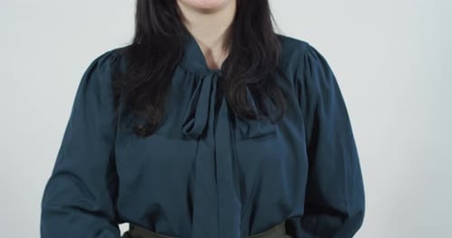 Frau gibt Daumen hoch