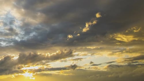 Zeitraffer von sich schnell bewegenden Wolken am dunkelblauen Himmel bei Sonnenuntergang.