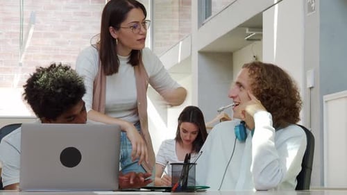 Drei junge multiethnische Menschen arbeiten als Team in einem Büro oder einem Coworking