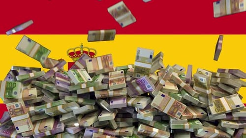 Euro-Banknoten fallen vor der Flagge Spaniens