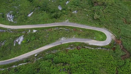 Luftaufnahme von fahrenden Autos auf einer Bergstraße