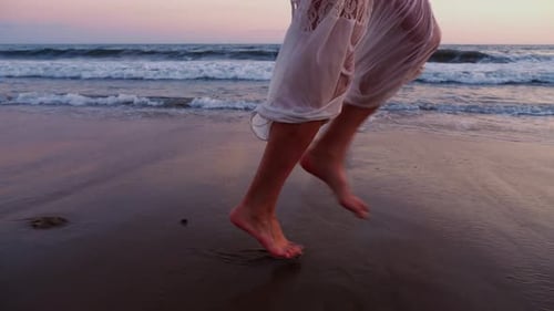 Attraktive Frau genießt den Strand bei Sonnenuntergang