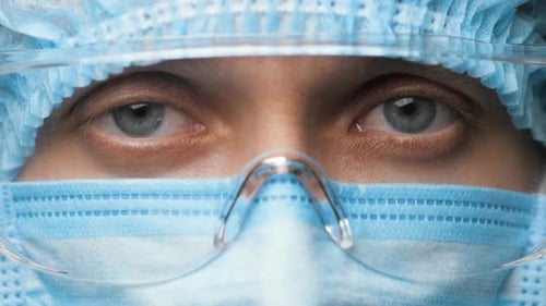 Mujer doctora con uniforme de seguridad y gafas de protección médica. Oficial de laboratorio de investigación