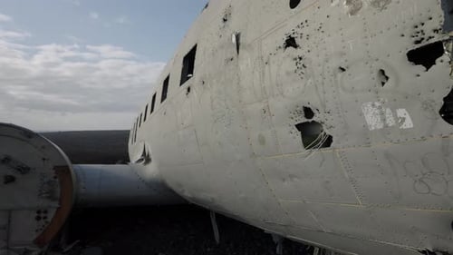 Nahaufnahme von abgestürzten Flugzeugrumpfwrackteilen am Solheimasandur Beach, Island