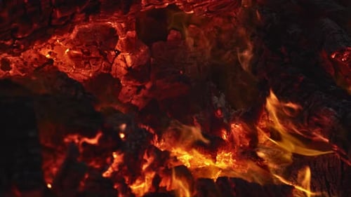 Helle Flammen aus Holz, das nachts im Feuer brennt