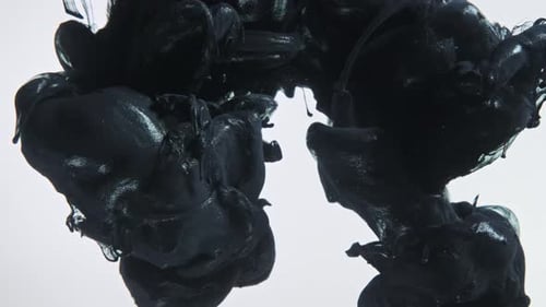 Peinture nacrée noire dans l'eau sur fond blanc.