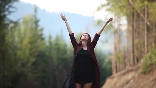 Chica pelirroja se siente libre en un bosque