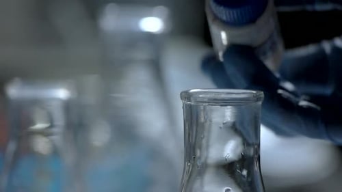 Flasche mit Flüssigkeit.