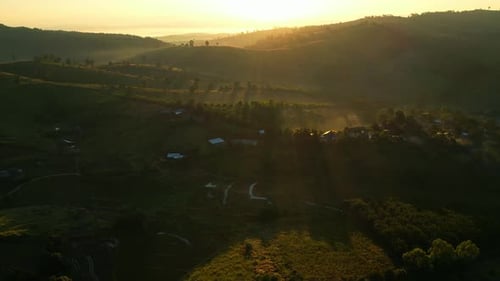 4K Luftaufnahme der Berglandschaft mit Morgennebel.