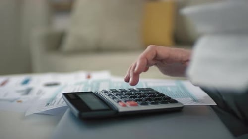 Uso de la calculadora para contar facturas