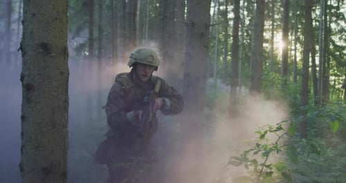 Soldados equipados que se mueven por el bosque humeante
