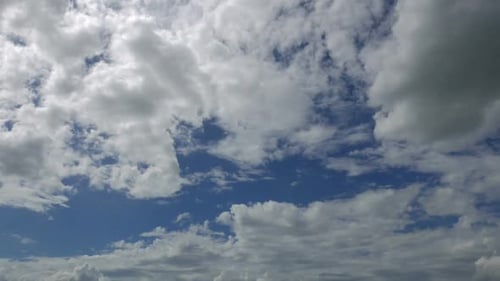 Zeitraffer einer weißen Wolke, die sich um den Himmelshintergrund bewegt