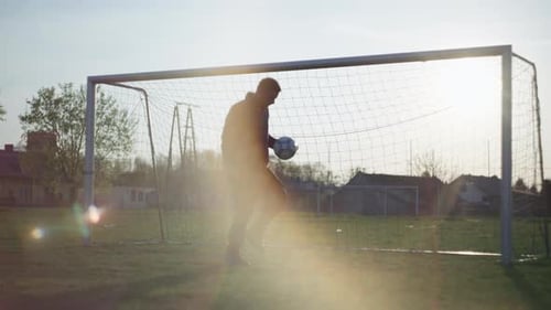 Le gars fourre le ballon au but de football