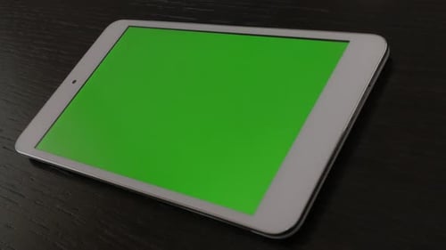Greenscreen-Tablet-Display auf dunkler Holzoberfläche Slow Pan 4K 3840X2160 UHD-Video - Silberweißer Mod