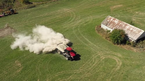 tracteur agricole épandage de poudre blanche aérienne