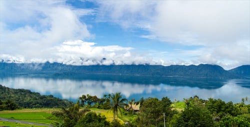 Lac Maninjau et nuages Laps de temps 1 - 3K Res