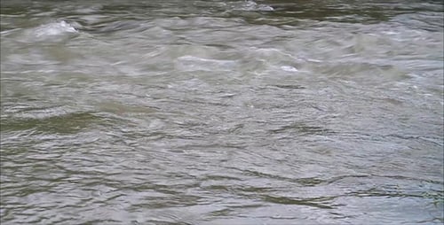 Fluss fließt in Zeitlupe 2