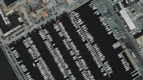 Flugdrohne fliegt über einem Jachthafen für Boote und Touristenschiffe
