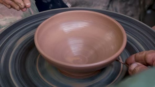 Potter au travail enseignant à un jeune étudiant