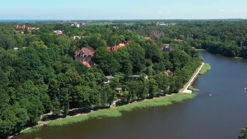 Ciudad europea con parque y lago