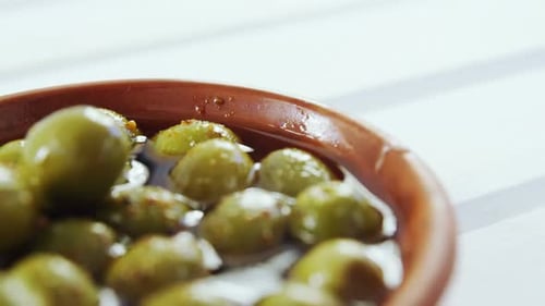Aceitunas verdes y hierbas en vinagre