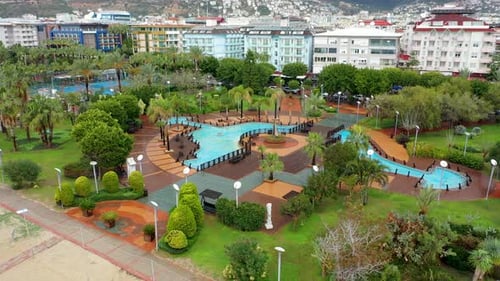 Fuente en el parque, Alanya, Turquía, vista aérea: 4 K