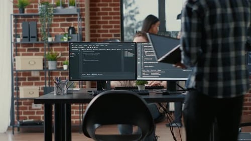 Codificação do programador no laptop sentado na mesa com código de análise de telas de computador