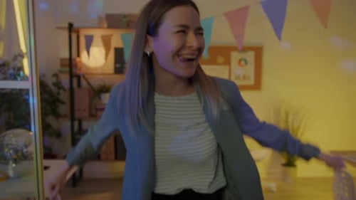 Retrato de uma empresária despreocupada dançando com colegas na festa do escritório à noite