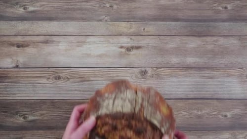 Flache Lage. Hausgemachtes Sauerteig-Weizenbrot im gusseisernen Schmortopf