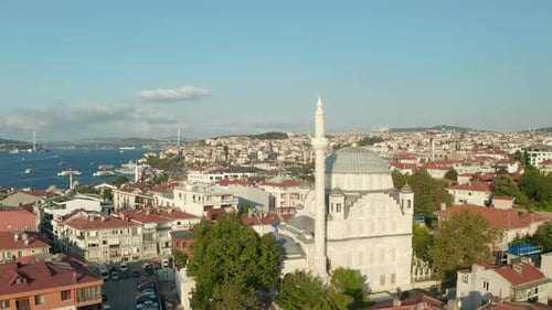 Vorbei an einer Moschee im Istanbuler Stadtteil mit Bosporus und Brücken im Hintergrund, Luftbild