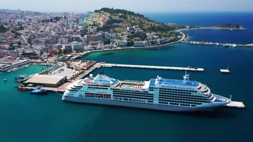 Panoramaaufnahme der Bucht und des Hafens im Ferienort Kusadasi, Türkei