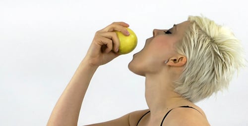 Frau isst Apfel