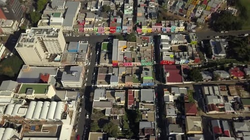 Drone aéreo panorâmico disparado acima de Bo-Kaap, Cidade do Cabo, África do Sul. Inclinação para cima com vista panorâmica de B