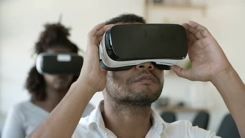 Fokussierter afroamerikanischer Benutzer mit VR-Brille