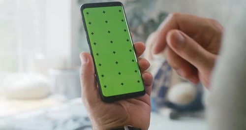 Mann benutzt ein Smartphone