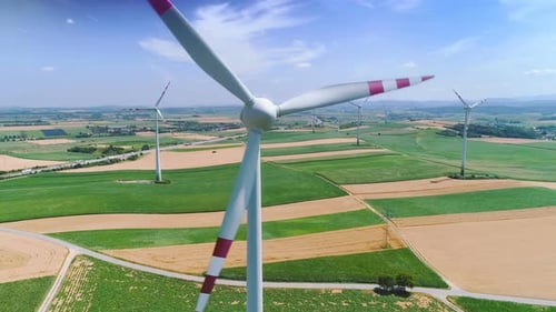 Luftflug in der Nähe von Windkraftanlagen Energieerzeugung. Klares Konzept für erneuerbare Energien