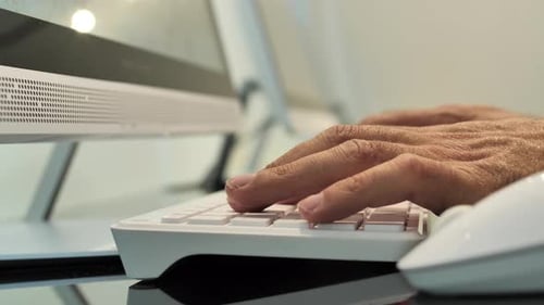 Digitação manual no teclado do computador, espaço de trabalho do escritório, tecnologia moderna na empresa